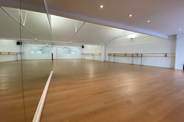 studio-danse-vanderkindere-uccle-dansharmonie-salle-2-600×400